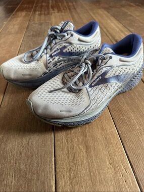Brooks Adrenaline tennis shoes men’s size 8.5